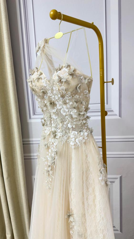 فستان سهرة فخم تصميم جديد باللون البيج