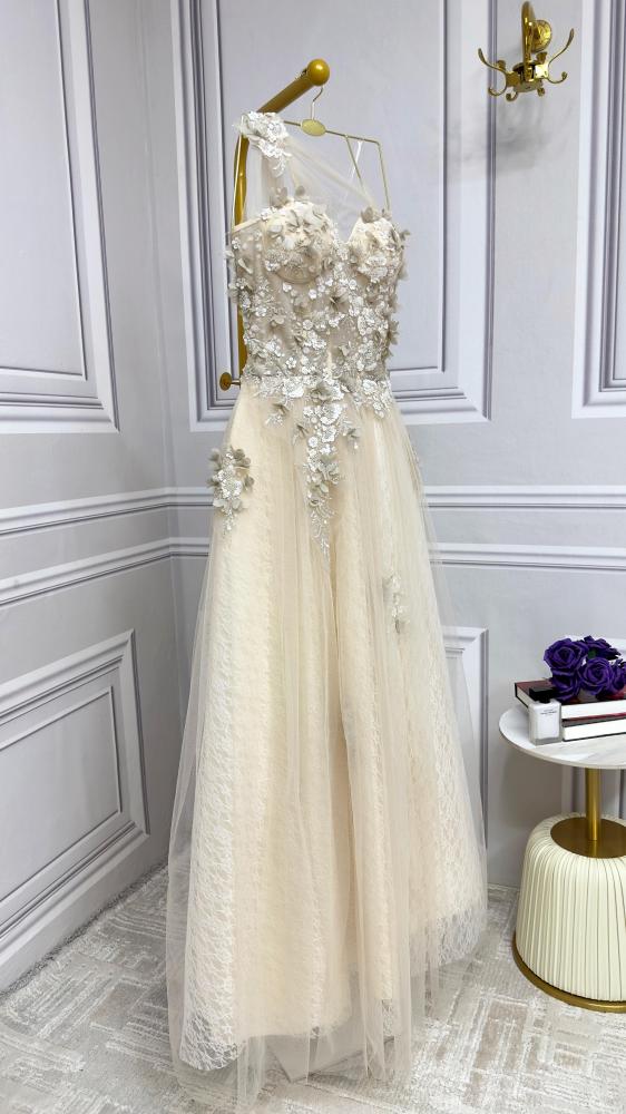 فستان سهرة فخم تصميم جديد باللون البيج