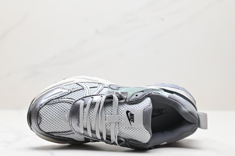送料・関税込 ★ Nike V2K Run Pure Platinum Wolf Grey Wmns V2K Run 'Pure Platinum Wolf Grey' - Nike - FD0736 003