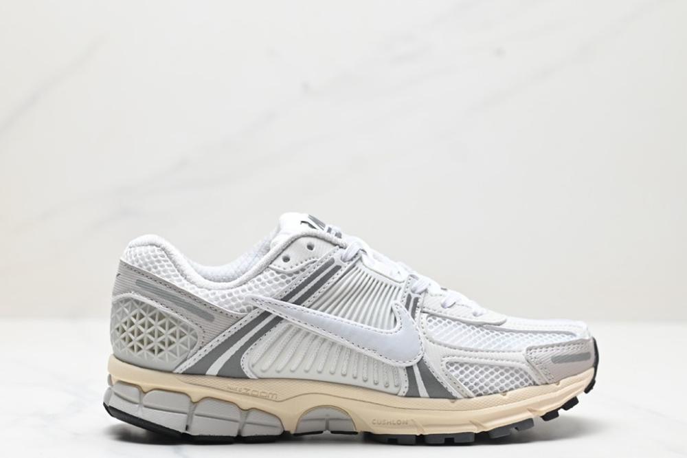 ★NIKE★大人気★W ZOOM VOMERO 5★追跡可 ☆NIKE☆大人気☆ZOOM VOMERO 5 ズームボメロ5☆追跡可 (Nike