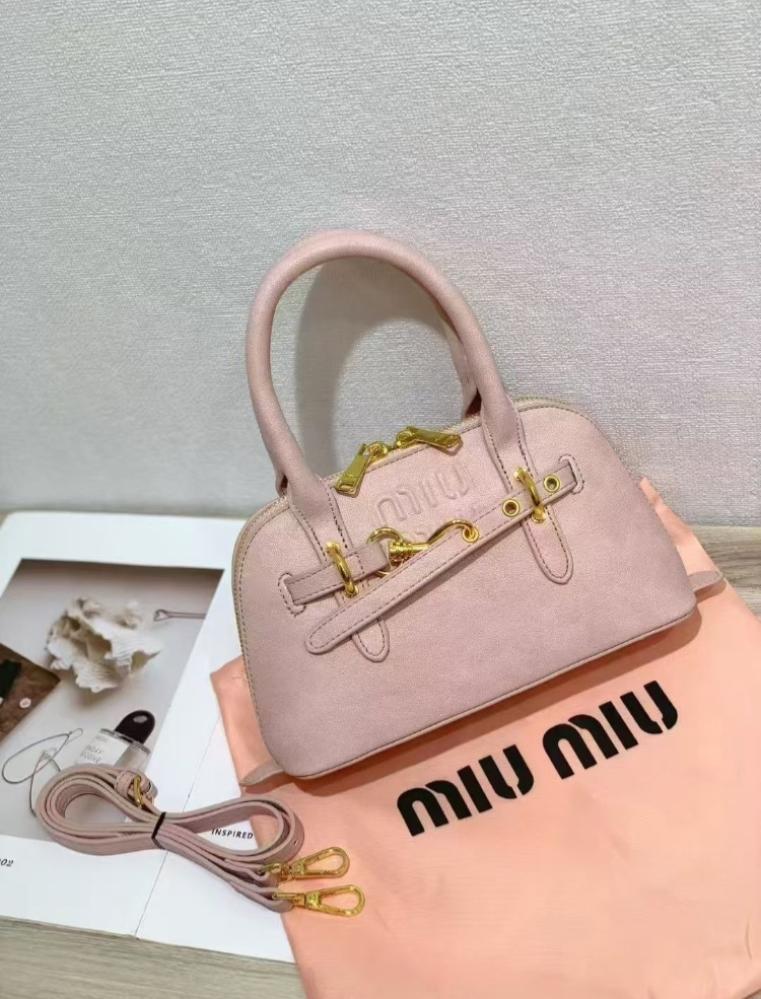 شنط ميو ميو الحجم الوسط