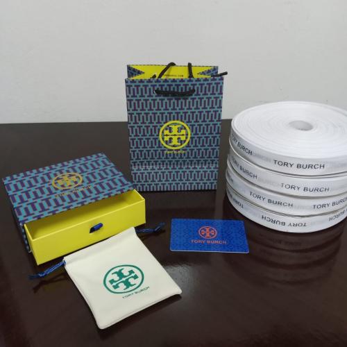 ملحقات اساور أو حلق ماركات مختلفة