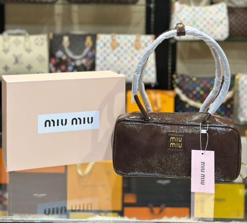 حقيبة من miu mui