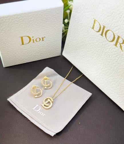 طقم نسائي من ديور DIOR