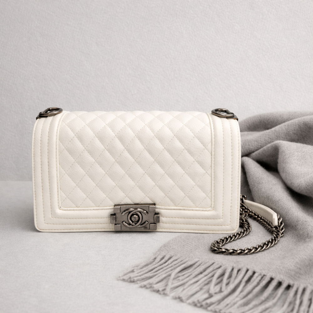 حافظي على أناقة حقيبتك البيضاء من شانيل: دليل العناية الأمثل