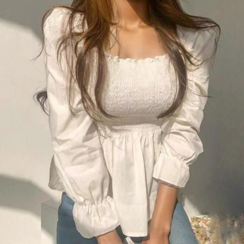 بلوزة نسائية بيضاء أنيقة بأكمام طويلة