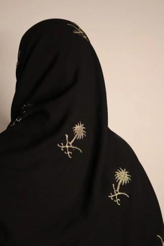 طرحة مطرزة بشعار سيفين ونخلة الذهبي