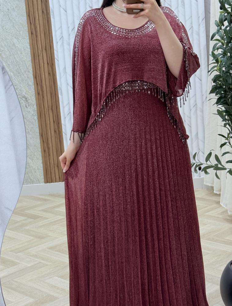 فستان عودي طويل بكسرات ناعمة وتطريز لامع