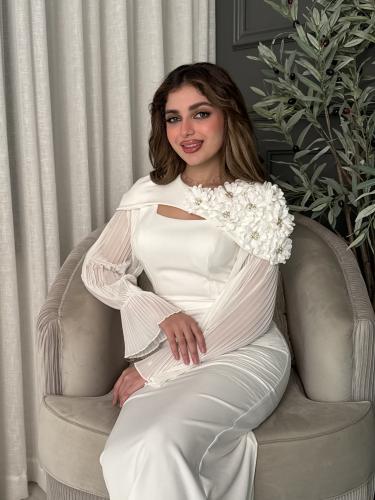 فستان أبيض مورد بأكمام طويلة شفافة
