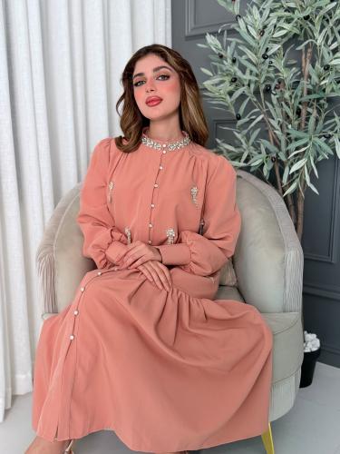 فستان وردي فاتح كريب بتطريز لؤلؤ