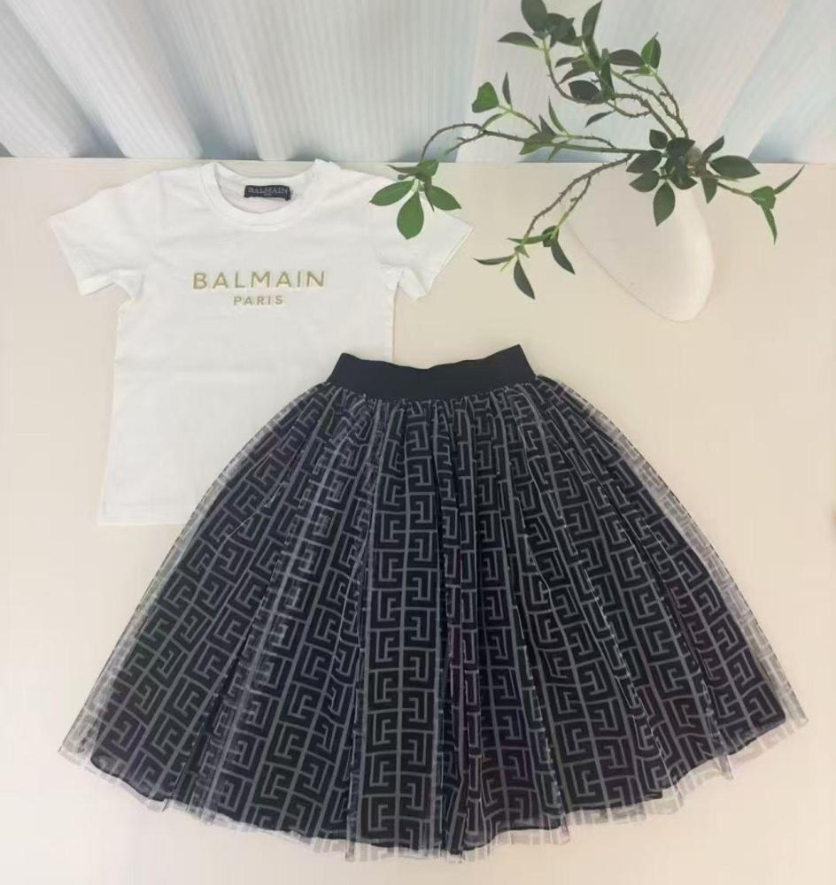 تيور بالمان قطعتين مزين بعلامة الماركة بارزة على التي شيرت