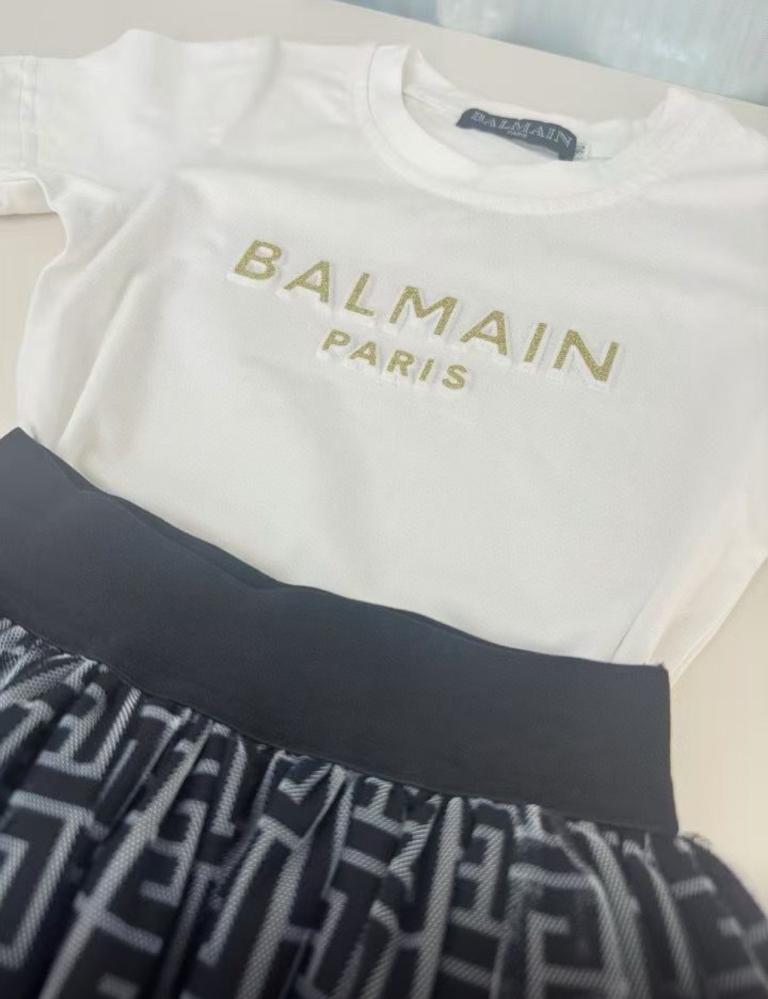 تيور بالمان قطعتين مزين بعلامة الماركة بارزة على التي شيرت