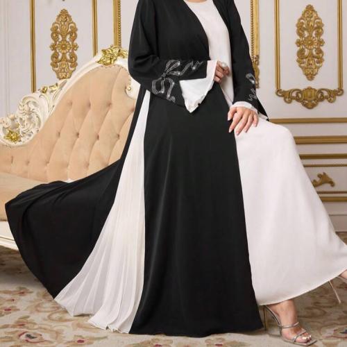 Al Najma عباية نسائية أنيقة بتصميم لوني متباين مزخ...