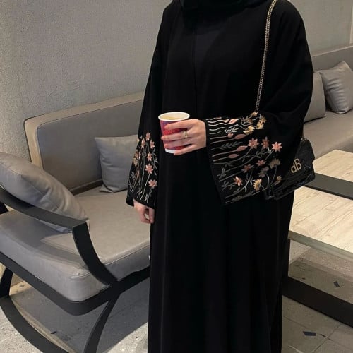 عباية تطريز بأكمام مطرزة بالورود