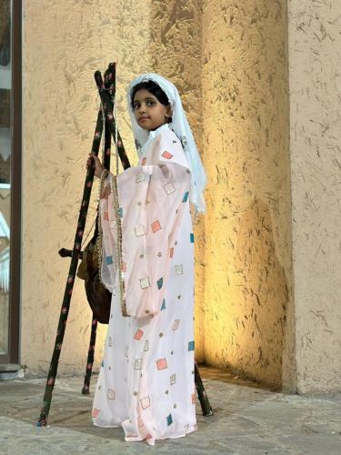 المسدح اللون وردي فاتح مع المحرمة والمدورة