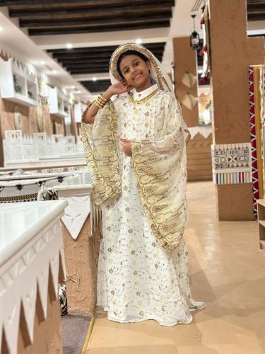 المسدح اللون السكري مع الطرحة والنفخة 4 قطع موديل 2