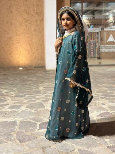 المسدح اللون اخضر غامق مع الطرحة والنفخة 4 قطع