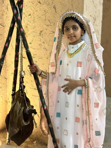 المسدح اللون وردي فاتح مع الطرحة والنفخة 4 قطع