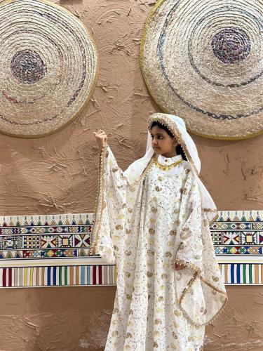 المسدح اللون السكري مع الطرحة والنفخة 4 قطع موديل 1