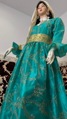 كرته حنة اللون التفني مع حزام المقصب الذهبي ونصف سديرية وطرحة سكري مطرز