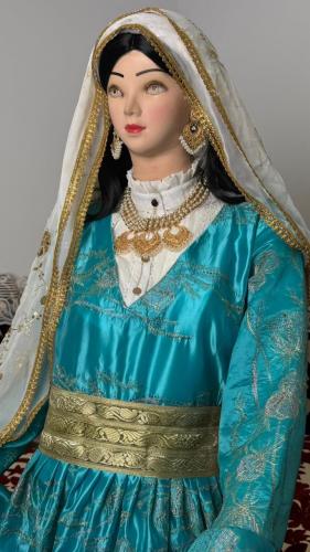 كرته حنة اللون التفني مع حزام المقصب الذهبي ونصف سديرية وطرحة سكري مطرز