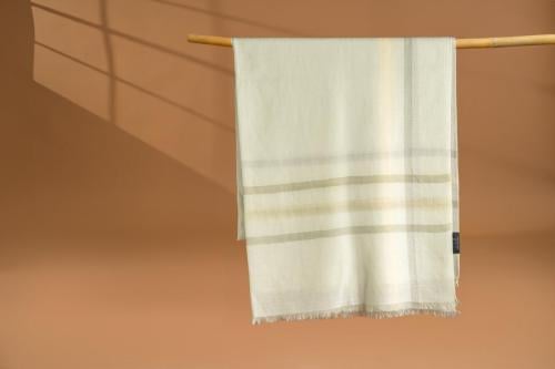 Refined Harmony Pure Cashmere in Beige Shades Colo...