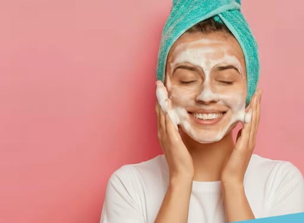 منظف الوجه الرغوي للبشرة