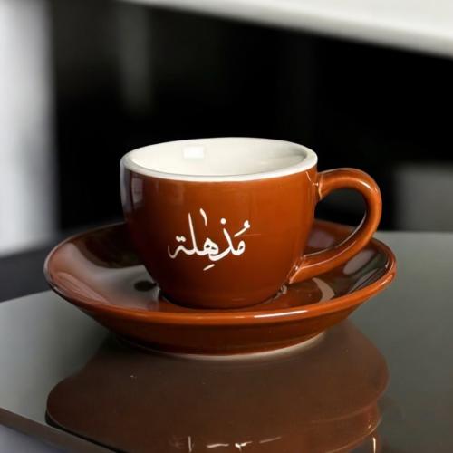 كوب إسبريسو بني بحفر أسم