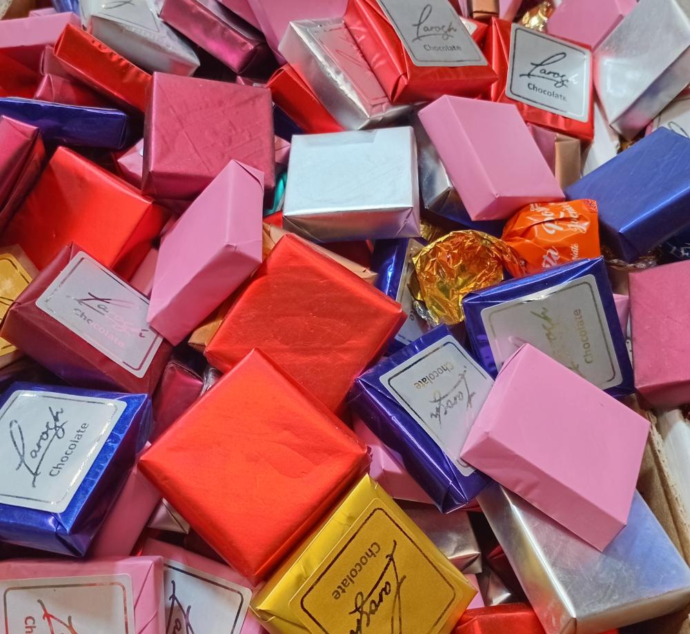 شكولاته داخلها بسكوت بشكل مربعات