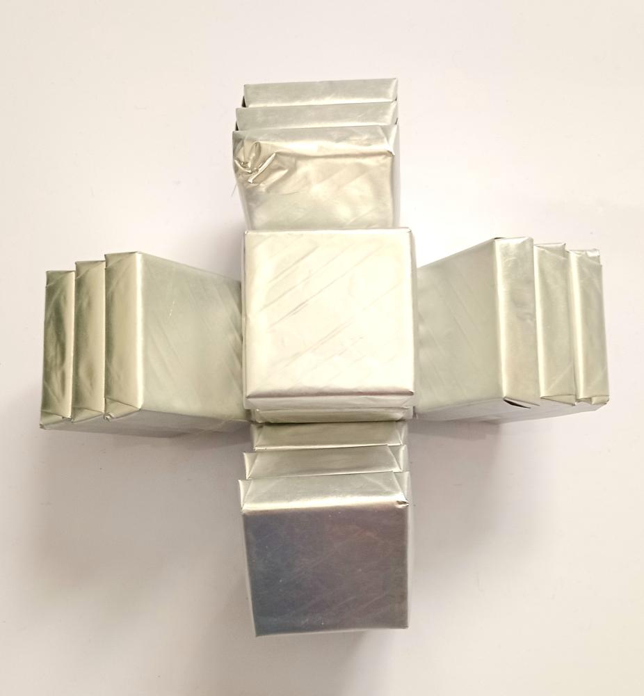 شكولاته داخلها بسكوت بشكل مربعات