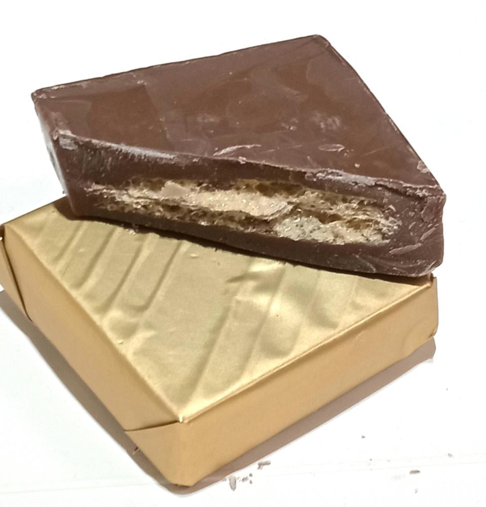 شكولاته داخلها بسكوت بشكل مربعات