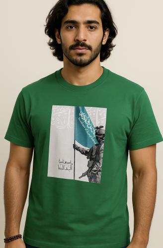 تيشيرت أخضر مطبوع بتصميم اليوم الوطني السعودي