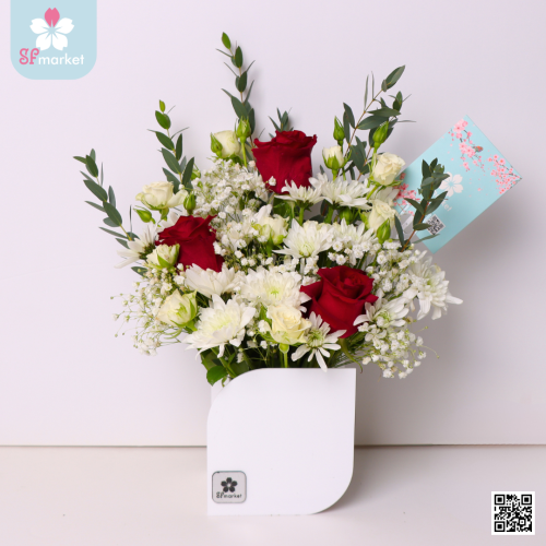 باقة ورد طبيعي بقاعدة اكليرك NF083