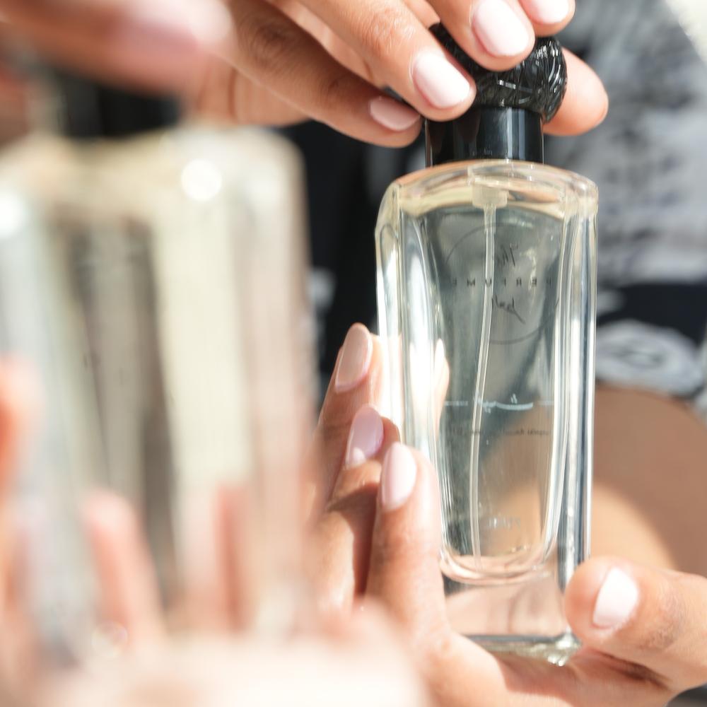 ما الفرق بين العطر و الزيت ؟ تجربتان مختلفتان لنفس الشغف