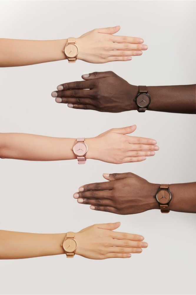 كيف تختار الساعة المثالية حسب لون بشرتك؟ دليلك للأناقة والتناسق