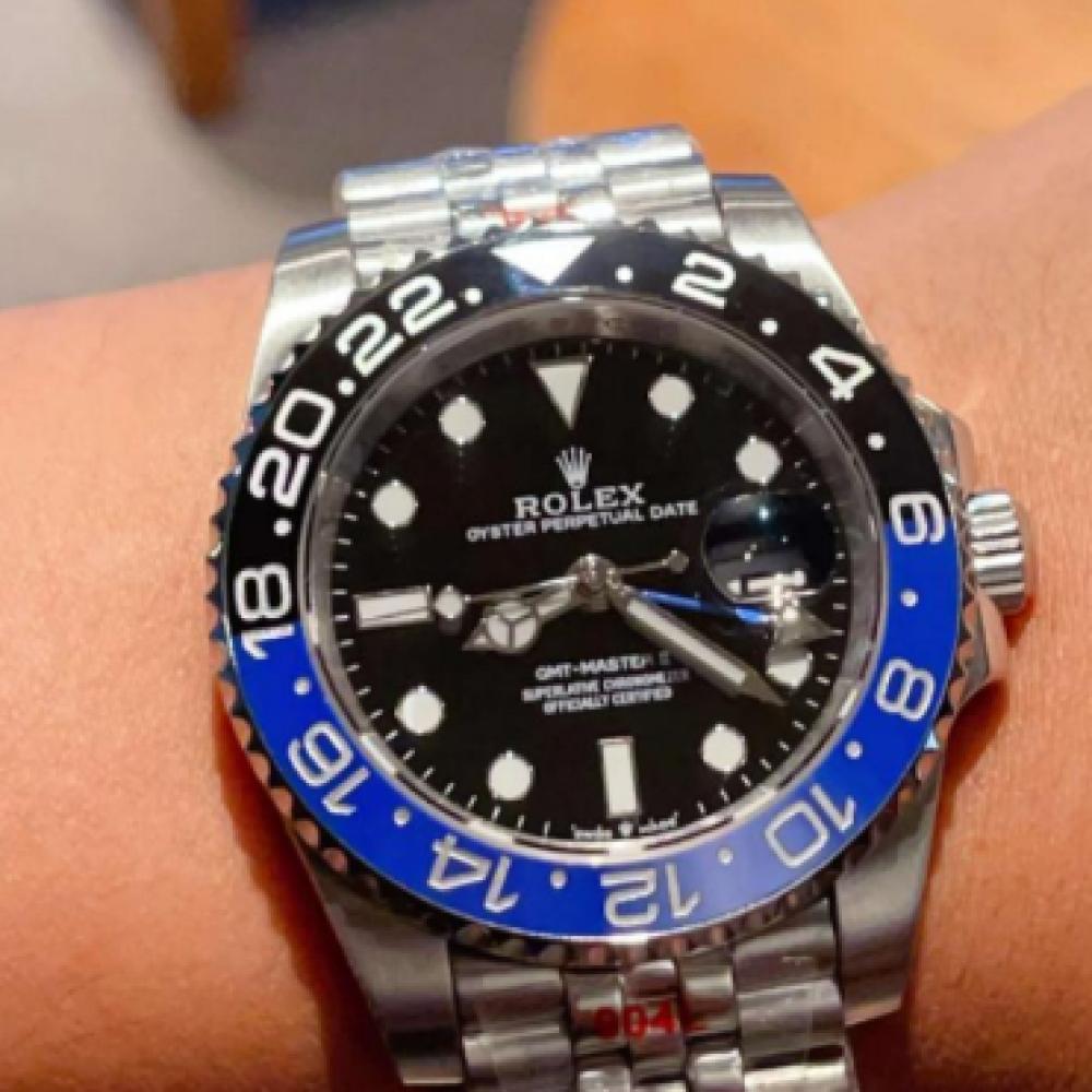 مقارنة بين ساعات رولكس وكارتير: أيهما يناسبك أكثر؟