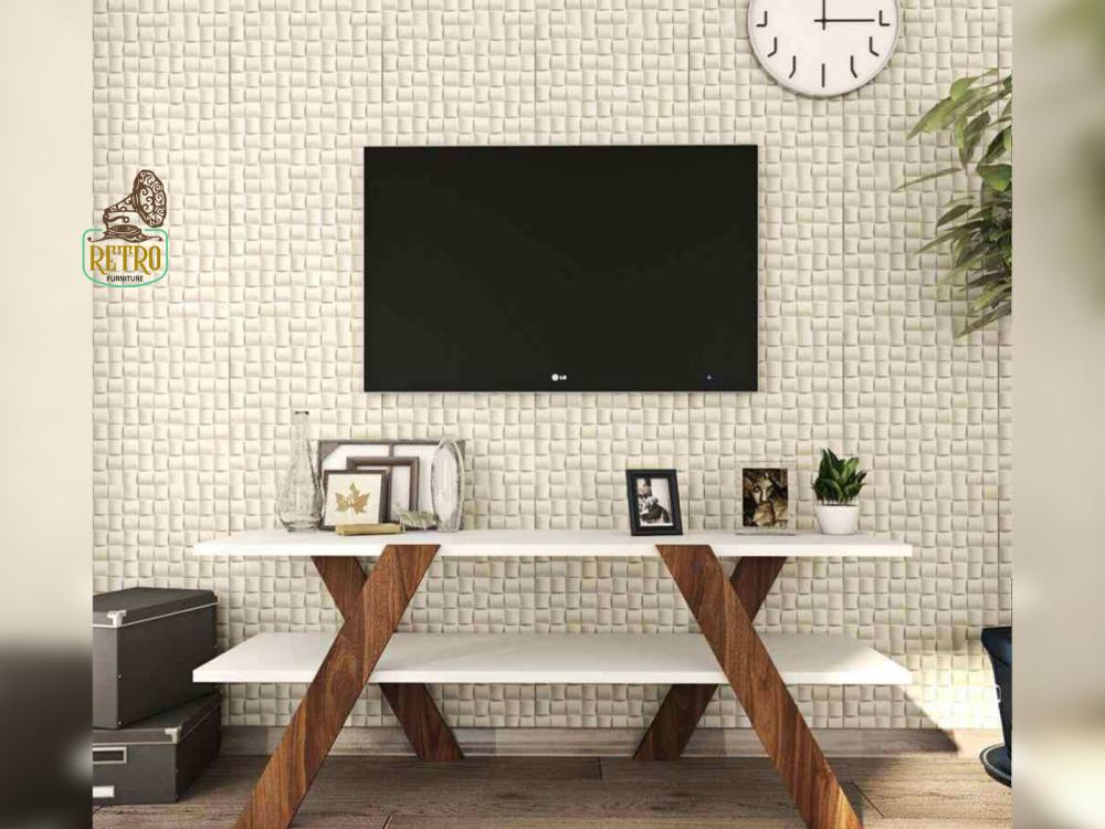 طاولة تلفاز بها مساحات مناسبة للعرض والتخزين