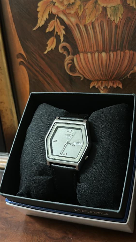 سيكو ٥ جلد سداسي كلاسيك | Seiko 5 Vi Classic