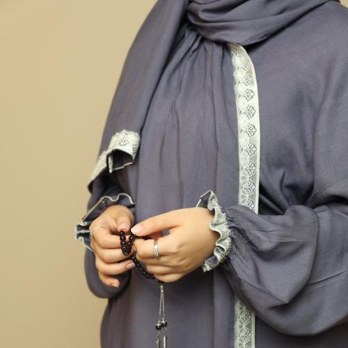 شرشف صلاه يتسكر اذا لفيتي الطرحه رمادي غامق بكلفه...