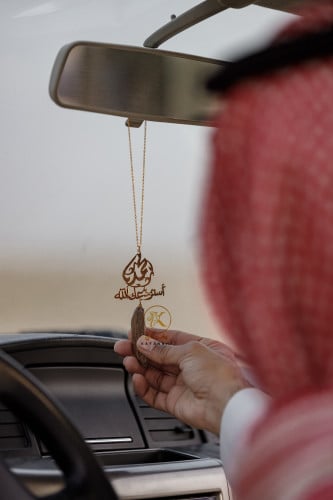 تعليقات سيارات باسم مستوحة من البخور مع عود موركي