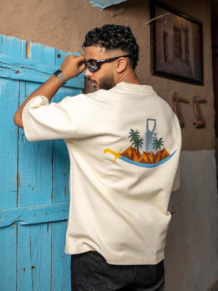 تيشرت أبيض اليوم الوطني مطبوع بتصميم تراثي