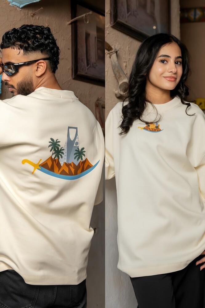 تيشرت أبيض اليوم الوطني مطبوع بتصميم تراثي