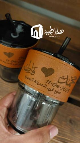 كوب زجاجي بمسكة جلد - اسود