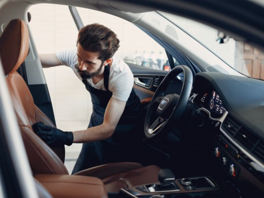 تلميع سيارات داخلي