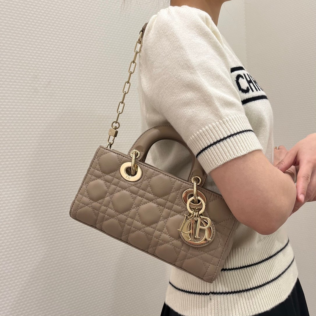 شنطة ديور لون بيج  Small Lady D-Joy Bag