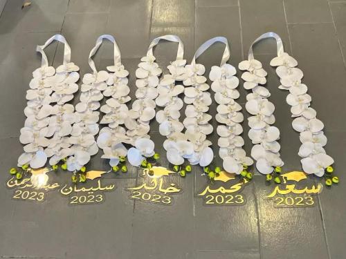 عقد تخرج بالاسم مع ورد