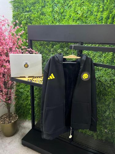 جاكيت النصر الأسود بإطلالة فخمة 2026