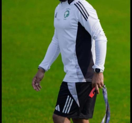 طقم مدرب المنتخب السعودي مع شورت