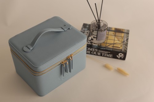 Cloudy Cosmetic Bag | كلاودي حقيبة المستحضرات