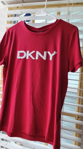 تيشيرت ماركة DKNY